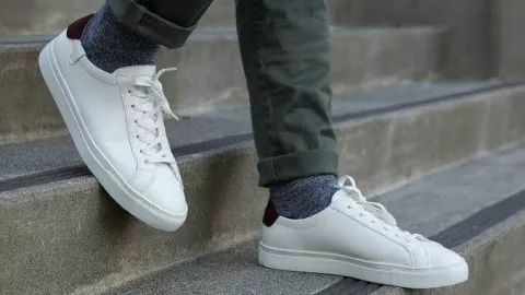 4 Kiat Bersihkan Sneakers Putih dari Noda Membandel, Mudah! - GenPI.co