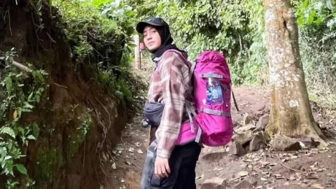 Mendaki Gunung Saat Haid, Perempuan Wajib Catat Kiat Penting Ini - GenPI.co
