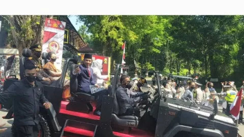 Presiden Jokowi Terlihat Gagah Diarak Pakai Mobil Taktis - GenPI.co