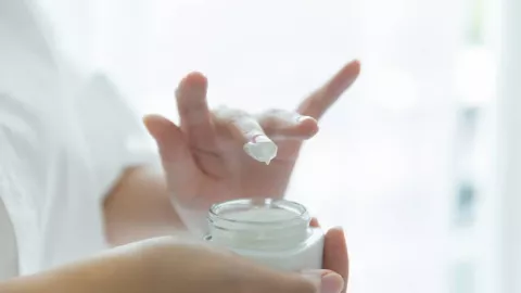 Moisturizer Jadi Kunci Kulit Lembap dan Awet Muda - GenPI.co