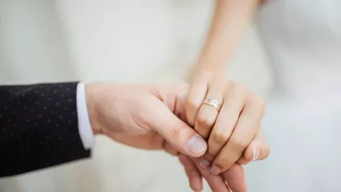 Pernikahan Lesu? Ini 3 Tips Mendapatkan Perhatian dari Suami - GenPI.co