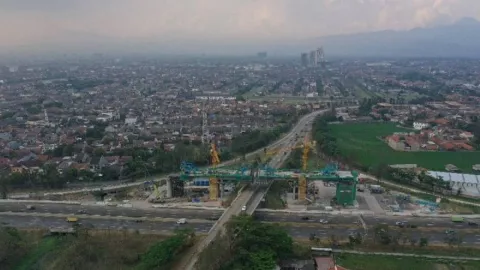 Ekonom Bongkar Biaya Bengkak Proyek Kereta Cepat Jakarta-Bandung - GenPI.co
