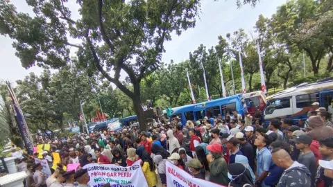 Ribuan Massa Protes di Balaikota DKI, Minta PT BMKU Dibongkar - GenPI.co