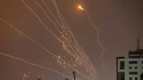Militer Israel Hujani Gaza dengan Rudal, Dibalas Seratusan Roket - GenPI.co