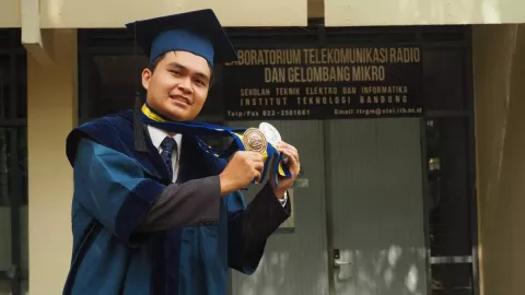 William Mahasiswa ITB Pecah Rekor Lulusan Tercepat, IPK 4 - GenPI.co