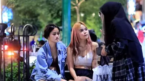 Viral! Paksa Wanita Tutup Aurat, YouTuber Zavilda TV Dicap Cari Cuan - GenPI.co