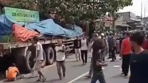 Truk Tabrak Tiang Listrik di Bekasi, 8 Orang Tewas - GenPI.co