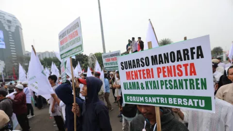 Ratusan Santri Aksi di Patung Kuda, Desak Jokowi Pecat Suharso Monoarfa - GenPI.co