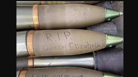 Cara Unik Tentara Ukraina Memberi Penghormatan pada Mendiang Ratu Elizabeth II - GenPI.co