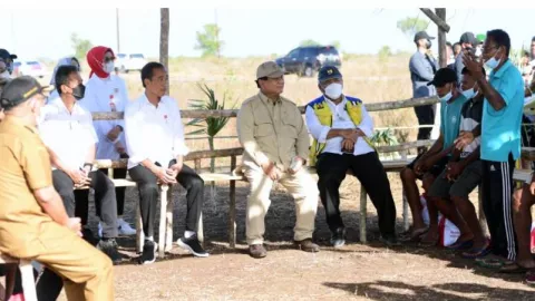 Di Hadapan Jokowi, Peternak Kerbau Mengeluh, Ada Prabowo di Sebelahnya - GenPI.co