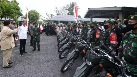 Prabowo Temui Jokowi di Kodim Tual, Banyak Pasukan TNI Mengawal - GenPI.co