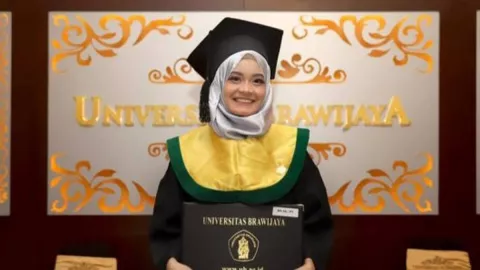 Calista Wisudawan Termuda Fakultas Kedokteran UB, Usia 18 Tahun, IPK 3,64 - GenPI.co
