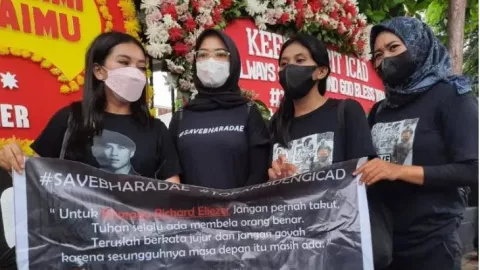 Datangi PN Jaksel, Pendukung Bharada E: Masa Depan itu Masih Ada - GenPI.co