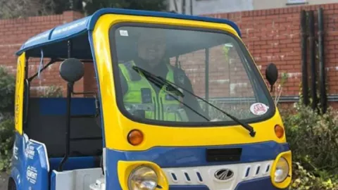 Bajaj Jadi Kendaraan Polisi Wales untuk Memerangi Kejahatan - GenPI.co