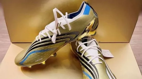 Silau, Sepatu Emas Lionel Messi untuk Piala Dunia 2022 Seharga Rp4 Juta - GenPI.co