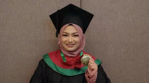 Dwi Lulusan Terbaik UM Surabaya, IPK 4, Tipsnya Bisa Dicoba - GenPI.co