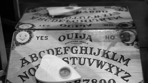 Sekelompok Siswa Pingsan Setelah Berupaya Memanggil Arwah dengan Papan Ouija - GenPI.co