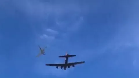 Video Mengerikan Detik-detik 2 Pesawat Bertabrakan di Udara dan Hancur Lebur - GenPI.co