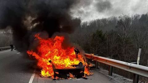 Foto Tesla Terbakar Habis Sampai Tinggal Puing Viral di Media Sosial, Ngeri! - GenPI.co
