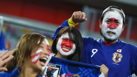 Piala Dunia 2022: Patut Dicontoh, Fans Jepang Bersihkan Stadion Jadi Sorotan - GenPI.co