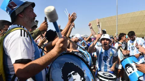 Tak Terima Messi Dihina, Suporter Argentina Tawuran Lawan Fans Meksiko - GenPI.co