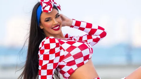 Tak Cuma Seksi, Ivana Knoll Suporter Garis Keras Kroasia di 3 Edisi Piala Dunia - GenPI.co