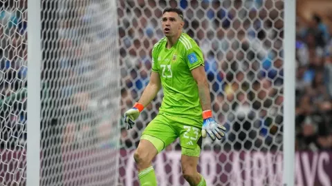Jadi Pahlawan Argentina di Piala Dunia, Emiliano Martinez Ejek Mbappe - GenPI.co