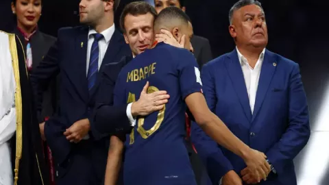 Momen Haru Kala Presiden Prancis Menguatkan Mbappe Seusai Final Piala Dunia - GenPI.co