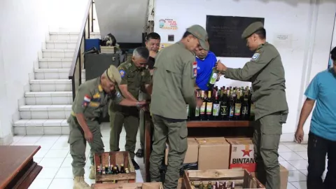 Jelang Nataru, Satpol PP Kota Bandung Amankan 608 Botol Minol dan 504 Obat Terlarang - GenPI.co