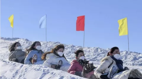 Ampun, Suhu! Nenek 87 Tahun di China Jago Main Ski - GenPI.co