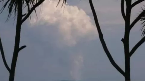 Gunung Anak Krakatau Erupsi Lagi, Tinggi Letusan 750 Meter - GenPI.co