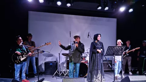 Duet Khairat KDI dan Penyanyi Malaysia Azura Pedora Bawakan Lagu RockDut - GenPI.co