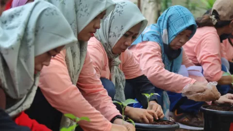 Selangkah Lebih Maju Jelang Ramadan, Mak Ganjar Tanam Ratusan Cabai - GenPI.co