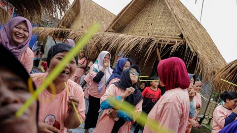 Trauma Healing Mak Ganjar Beri Senyuman ke Warga Korban Gempa Cianjur - GenPI.co