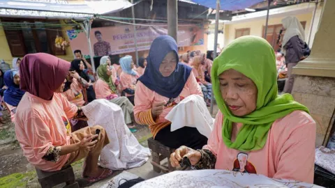 Gelar Pelatihan Batik, Mak Ganjar Ingin Kembangkan Kualitas SDM Cirebon - GenPI.co