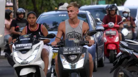 Larangan Turis Asing Memakai Motor di Bali Sudah Ada di Pergub - GenPI.co