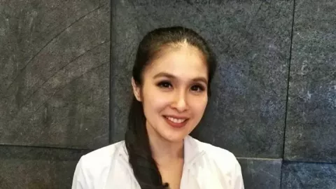Suami Tersangka Korupsi, Sandra Dewi Diperiksa? - GenPI.co
