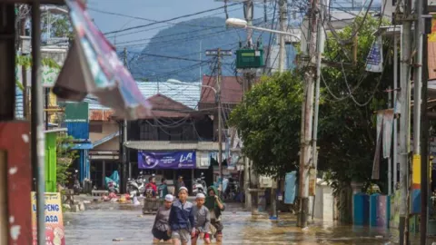 Ribuan Rumah Warga Terendam Akibat Banjir di Kalimantan Selatan - GenPI.co