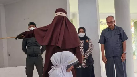 Berzina, 2 Orang di Banda Aceh Dieksekusi Hukuman Cambuk - GenPI.co