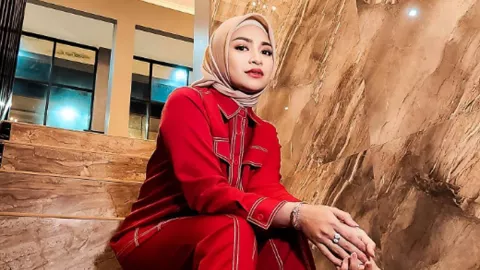 Nathalie Holscher Lepas Hijab, Umi Pipik Tidak Kecewa - GenPI.co