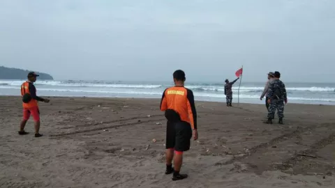 Berenang di Zona Bahaya, 2 Anak Punk Terseret Ombak di Pangandaran - GenPI.co