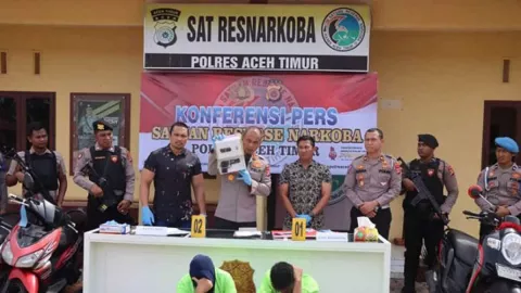 Sejoli Edarkan Sabu dan Simpan Senpi di Aceh Timur, Ditangkap di Gubuk - GenPI.co