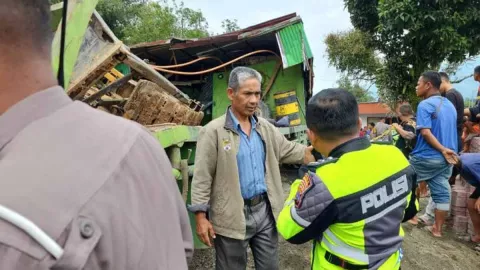 Truk Rem Blong di Panyalaian Tanah Datar Tabrak 5 Mobil dan Pejalan Kaki - GenPI.co
