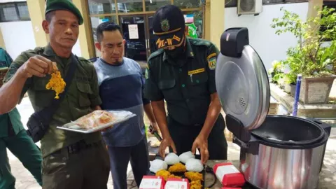 Polisi Syariat Aceh Gerebek Toko Jejaring Jual Nasi saat Siang Hari - GenPI.co