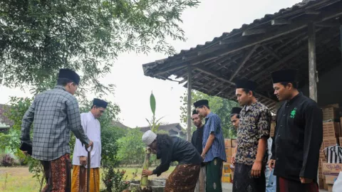 Perkuat Ekonomi Ponpes, Gus-Gus Nusantara Serahkan Bibit Pohon Pisang - GenPI.co