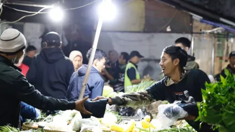 Gandeng Seniman Reak, Ganjar Muda Padjadjaran Berbagi Sahur di Bandung - GenPI.co