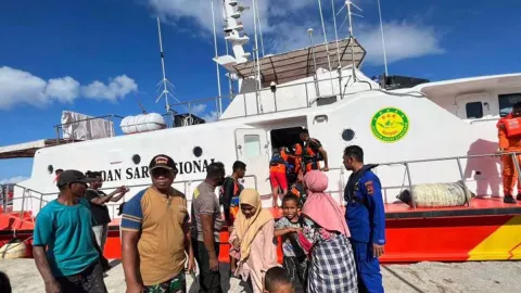9 Pemudik Dievakuasi Tim SAR dari Perairan Pulau Pemana di NTT - GenPI.co