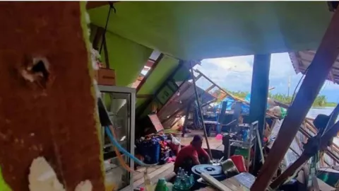 Polisi Investigasi Kapal Tongkang Tabrak Rumah Warga di Tapin - GenPI.co