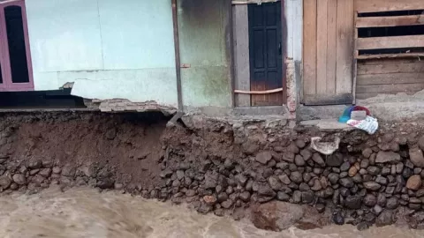 2 Rumah Terancam Longsor di Lebak Banten Akibat Air Sungai Meluap - GenPI.co