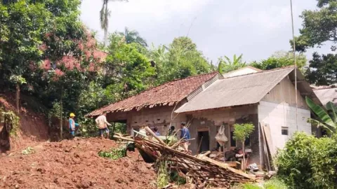 4 Rumah Rusak Akibat Tanah Longsor di Cianjur, 6 Keluarga Mengungsi - GenPI.co